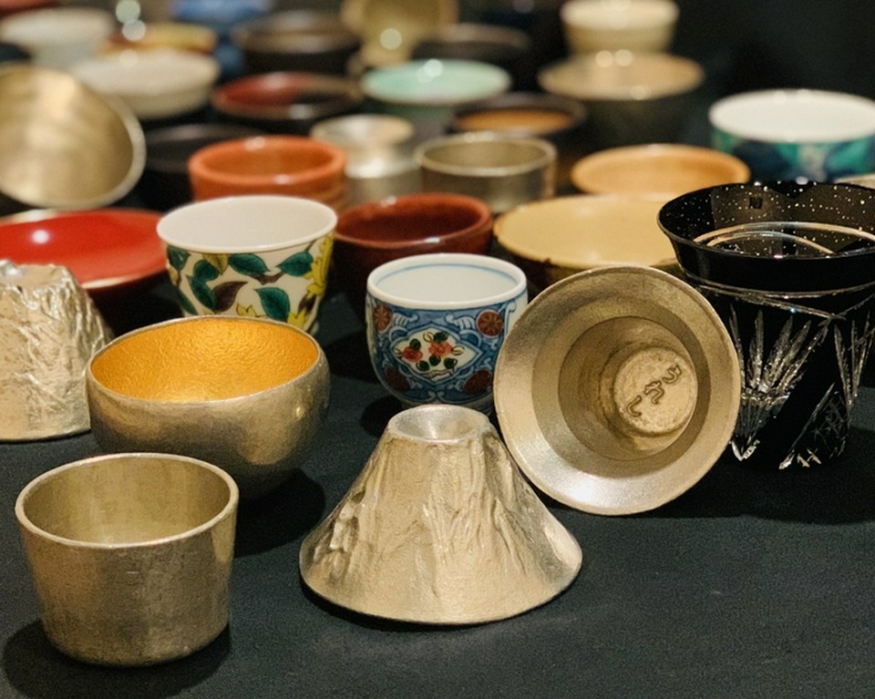 「能作」製の錫の酒器は、お酒をまろやかにします