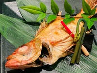 白身魚のトロと称される「喉黒（のどぐろ）」を姿焼きでお楽しみ頂きます。