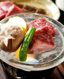 日本三大和牛の一つとされ和牛の最高峰に君臨する「松阪牛」を当店自慢の水晶焼きでお楽しみいただきます。