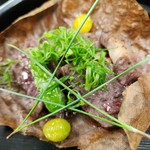 料理長が厳選したA5ランクの黒毛和牛を香りを移しながら焼き上げる朴葉焼きでお楽しみ頂きます。