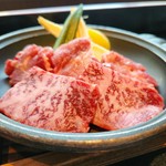 当店の看板商品の一つで、石川県金沢市の郷土料理「合鴨治部煮」などをお楽しみ頂きます。