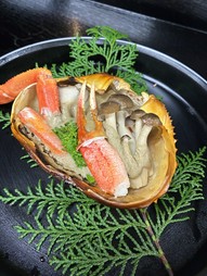 当店の看板商品の一つで、石川県金沢市の郷土料理「合鴨治部煮」などをお楽しみ頂きます。