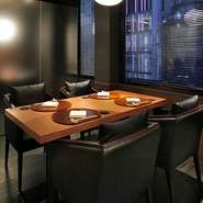 銀座中央通りに面した窓側半個室。
2名様～4名様でご利用頂けます。