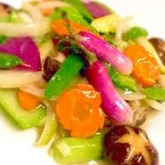 三浦半島の三浦野菜・産地直送の地野菜を使用した一品料理。伊豆稲取から直送の新鮮魚介。日々厳選した食材を使用しています。
