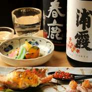 料理にあわせて飲みたい日本酒。敢えて京都・伏見ということにはこだわらず、全国各地から、大将ががおいしいと感じリーズナブルな価格で提供できる日本酒を厳選してそろえています。