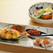 季節感を取り入れた旬の味覚たっぷり、盛り付けも色鮮やかな料理の数々は、お腹を満たすだけでなく、日頃の疲れも癒してくれます。大将との会話が楽しめるカウンター席は、ひとりでも気兼ねなく過ごせます。
