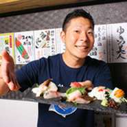 毎朝中央市場へ行き、中買さんをはじめ市場の方に教えてもらいながら、助けてもらいながら仕入れしています！お出ししたときに見て驚き、続いて食べて、その旨さに驚くようなものをご提供できるよう努めて参ります！