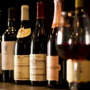 訪れた人がワイン蔵に入り、直接ワインを手に取り、自分の飲みたい一本を選べます。好きな銘柄を探してみたり、ラベルのデザインで決めてみたり。「これが飲みたい」と思ったら、それがきっと正しいチョイス。