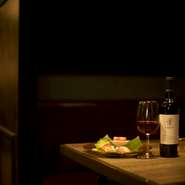 灯りも落とし気味でムード満点。お肉をいただきながら、美味しいワインを一杯。今日の食事によって、忘れがたいデートになること間違いありません。おふたりの新しい思い出の一ページに書き足しましょう。