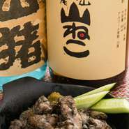 とくに宮崎県の蔵元による焼酎に力を入れています。『川越』『㐂六』『山ねこ』など、全国的に知られた銘品も揃います。そのほか、厳選した日本酒やワインの品揃えもよくボトルでもグラスでも楽しめます。