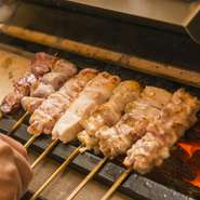 地元宮崎で養鶏される刀根鶏をメインに食材を厳選。定番から「ちょうちん」「心のこり」など希少部位まで焼き鳥だけでも30種強のメニューが並びます。鶏串焼きがそれほど多くない宮崎では貴重なお店かもしれません。