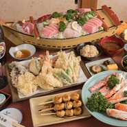 飲み放題メニューのついたお料理のコースは全部で4種類。ご予算に応じて選べる本格的な日本料理を楽しめます。乗船してから揚げる旬の素材を使った揚げたてアツアツの天ぷらと、屋形船で食するお刺身は格別です。