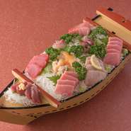 鮮魚にこだわりをもつ料理人が認めた、一級品の「まぐろ」を中心とした【屋形船あみ幸】のお造り。築地市場から仕入れた「本まぐろ」をはじめ、四季折々の海の幸を心ゆくまで堪能できます。