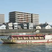 船を貸切って【屋形船あみ幸】クルーズを体感してみては。心地よい風を感じながら、料理やお酒を楽しめます。 水上からのお花見や、花火大会では美しい花火を独り占めした気分。とびきりの贅沢を楽しめます。