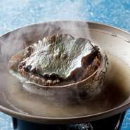 お刺身、天ぷらなどの他に新鮮な活あわびを陶板で焼きをお召し上がり頂くオススメ贅沢コースです。