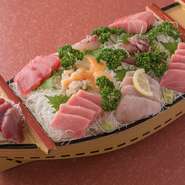 産地直送の鮮魚を堪能できる季節の逸品。新鮮だからこそ味わえる歯ごたえ。華やかで迫力のある舟盛りは、ボリューム満点。お刺身の美味しさを楽しめます。
