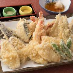新鮮な食材のアツアツ揚げたての『天ぷら盛り合わせ』