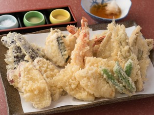 船上で味わう、旬の食材を使った揚げたての『天ぷら盛り合わせ』