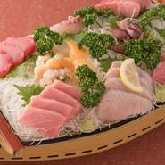甘味と旨みが濃厚で、弾力のある「マグロ」。口に含んだとたんにとろけるような旨みを感じていただけます。 鮮魚は氷締めを行い、素早く調理。鮮度のよい旬の魚をお刺身でお楽しみください。