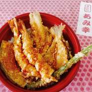 エビ、白キス、イカ、野菜3種をのせた、お得な天丼です。