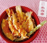 エビ、白キス、イカ、野菜3種をのせた、お得な天丼です。