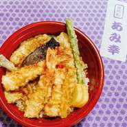高級食材の車海老を天丼にしました。頭は素揚げにしてお渡しします。車海老3尾入り