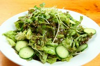 注文を受けてから数種類もの調味料をブレンドした一品。ムンチ＝混ぜ合わせるの意。甘味があり、すっぱさ、辛さなど感じ方もひとそれぞれ。一度足を運んでみてください。