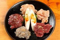 ホルモン、上ミノ、ハツ、センマイ、レバー。　塩味、味噌ダレ、辛い味噌ダレなどで味わえます。少量ずついろいろな部位をお楽しみいただけます。もっと食べたい方には9点盛りもあります。