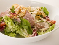 生ハムとたっぷり野菜に、パルメザンチーズを散らしたサラダ