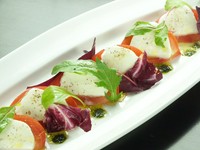 トマトとモッツァレラのハーブサラダ