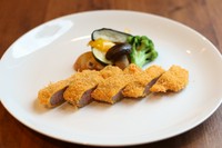 牛カツに最適な赤身だけを厳選使用。

サラダ・前菜・スープ・ライスorパン・デザート
ソフトドリンクは無料。