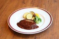 デミグラスソースorトマトソース
二種類のソースからお選びいただけます。
サラダ・前菜・スープ・ライスorパン・デザート
ソフトドリンクは無料。