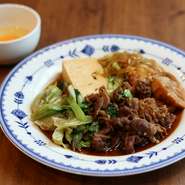 仙台牛A5のお肉と
仙台麩をすき焼きでご提供いたします。

サラダ・前菜・スープ・ライスorパン・デザート
ソフトドリンクは無料。