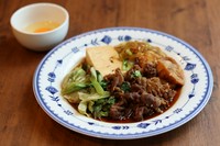 仙台牛A5のお肉と
仙台麩をすき焼きでご提供いたします。

サラダ・前菜・スープ・ライスorパン・デザート
ソフトドリンクは無料。
