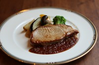 ジンジャーソースor
ガーリックバター醤油+オレンジソース
2種類のソースからお選びいただけます。
サラダ・前菜・スープ・ライスorパン・デザート
ソフトドリンクは無料。