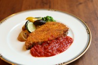 フレッシュトマトソースorデミグラスソース
2種類のソースからお選びいただけます。
サラダ・前菜・スープ・ライスorパン・デザート
ソフトドリンクは無料。