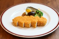 特製ソースorデミグラスソース
２種類のソースからお選びいただけます。


サラダ・前菜・スープ・ライスorパン・デザート
ソフトドリンクは無料。