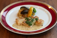 ブールブランソースorクリーム柚子胡椒ソース
2種類のソースからお選びいただけます。

サラダ・前菜・スープ・ライスorパン・デザート
ソフトドリンクは無料。