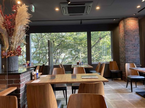 けやき並木が美しい窓際の席