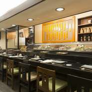 カウンターもあるのでお一人さまでも歓迎のお店です。カウンターにはネタケースがあり、新鮮な商材を直接選べます。焼酎や日本酒なども豊富に用意されているのでぜひご利用ください。