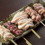 「地養鶏」を使用しており、クセがなく甘味があります。モノによって焼き方も変えたり、稀少部位をご提供したりしています。いろいろな味や食感をお楽しみください。