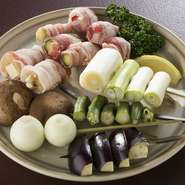 メニューはその日の仕入れ状況によって替わります。青森産のにんにくと山形の原木しいたけ、会津のアスパラなど基本は旬の食材を使用しています。新鮮な野菜を焼いてお召し上がりください。