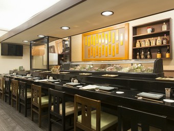 カウンターのネタケースには新鮮なネタがずらり！