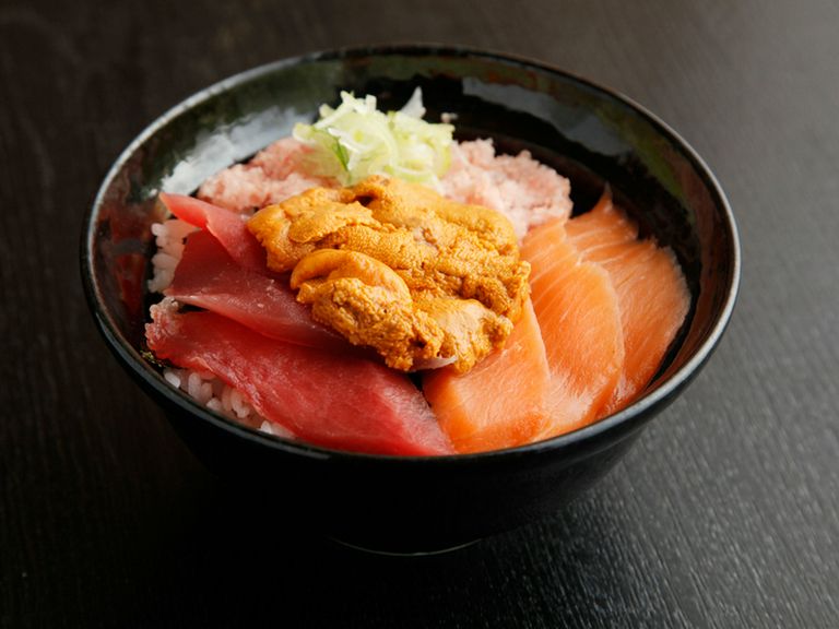 3種では物足りない人の『うに・ねぎとろ・まぐろ・サーモン丼』