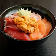 3種では物足りない人の『うに・ねぎとろ・まぐろ・サーモン丼』