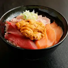 3種では物足りない人の『うに・ねぎとろ・まぐろ・サーモン丼』