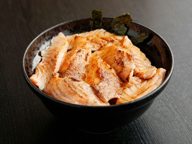 サーモンの余分な脂をバーナーで落とした『とろサーモン炙り丼』