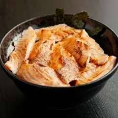 サーモンの余分な脂をバーナーで落とした『とろサーモン炙り丼』