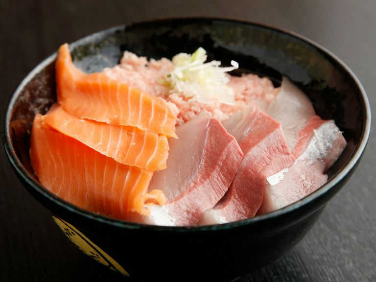 お値打ち！ その日の仕入れによって変わる『サービス丼』