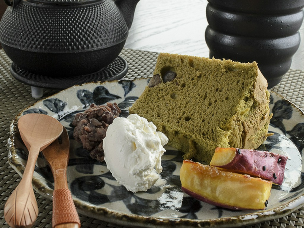 厳選素材を使ってふんわり仕上げたケーキと紅茶がベストマッチ『シフォンケーキセット』